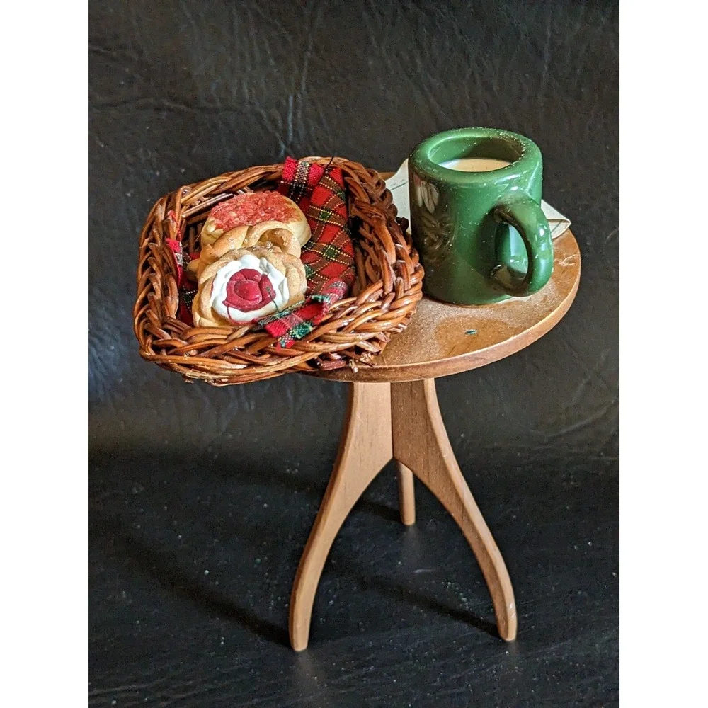 2009 Byers Choice Round Side Table With Sweets Gingerbread Santa Mug Letter